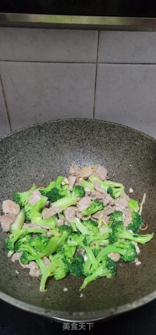 西兰花炒瘦肉的做法步骤：9