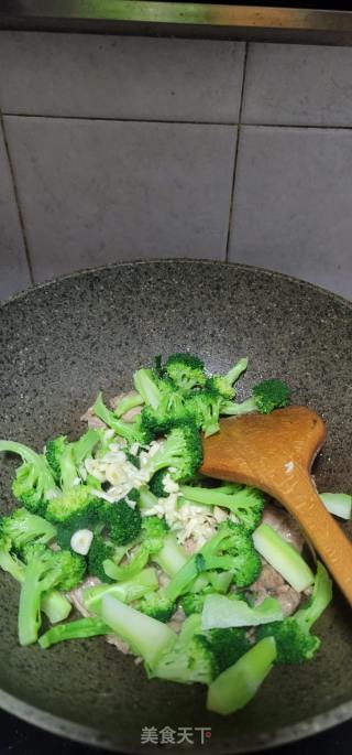 西兰花炒瘦肉的做法步骤：8