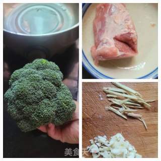 西兰花炒瘦肉的做法步骤：1