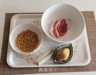 五花肉焖黄豆的做法步骤：1
