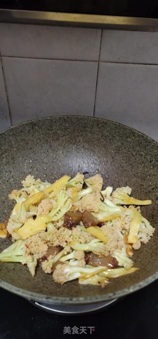 肥腊肉炒椰菜花的做法步骤：7