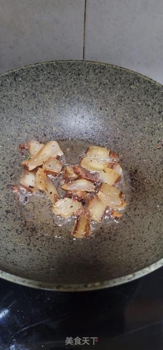 肥腊肉炒椰菜花的做法步骤：3