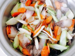 青菜杆炒腊肉的做法步骤：4
