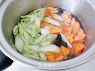 青菜杆炒腊肉的做法步骤：2