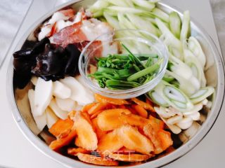 青菜杆炒腊肉的做法步骤：1