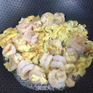 鸡蛋青椒炒虾仁的做法步骤：4
