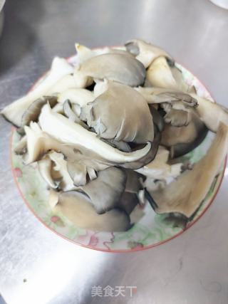 炸平菇的做法步骤：1