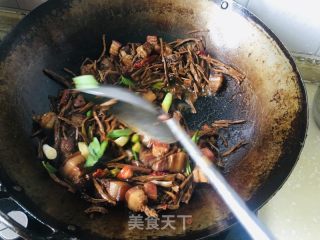 红烧肉焖茶树菇的做法步骤：9