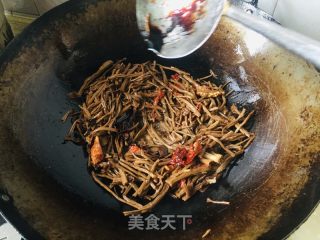 红烧肉焖茶树菇的做法步骤：7
