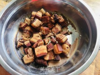 红烧肉焖茶树菇的做法步骤：2