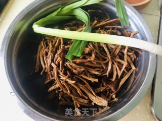 红烧肉焖茶树菇的做法步骤：1