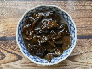 西兰花木耳拌鸡胸的做法步骤：5