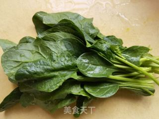 金针菇菠菜拌鸡蛋的做法步骤：1
