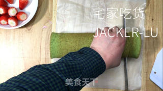 抹茶草莓卷，清新抹茶，甜蜜草莓，香浓奶油，抹茶控不容错过。的做法步骤：25
