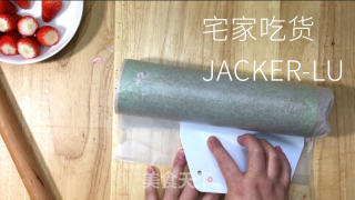 抹茶草莓卷，清新抹茶，甜蜜草莓，香浓奶油，抹茶控不容错过。的做法步骤：24