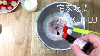 抹茶草莓卷，清新抹茶，甜蜜草莓，香浓奶油，抹茶控不容错过。的做法步骤：17
