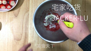 抹茶草莓卷，清新抹茶，甜蜜草莓，香浓奶油，抹茶控不容错过。的做法步骤：16
