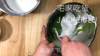 抹茶草莓卷，清新抹茶，甜蜜草莓，香浓奶油，抹茶控不容错过。的做法步骤：9