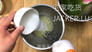抹茶草莓卷，清新抹茶，甜蜜草莓，香浓奶油，抹茶控不容错过。的做法步骤：7