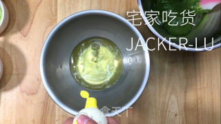 抹茶草莓卷，清新抹茶，甜蜜草莓，香浓奶油，抹茶控不容错过。的做法步骤：6