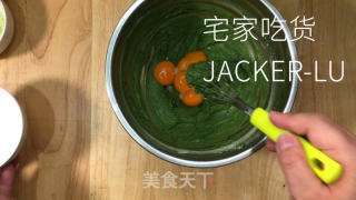 抹茶草莓卷，清新抹茶，甜蜜草莓，香浓奶油，抹茶控不容错过。的做法步骤：4