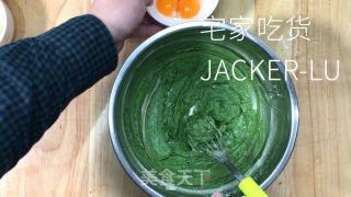 抹茶草莓卷，清新抹茶，甜蜜草莓，香浓奶油，抹茶控不容错过。的做法步骤：3