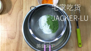 抹茶草莓卷，清新抹茶，甜蜜草莓，香浓奶油，抹茶控不容错过。的做法步骤：2