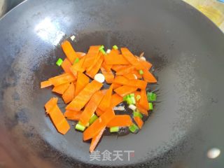 胡萝卜炒儿菜的做法步骤：3