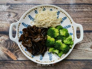 金针菇木耳拌西兰花的做法步骤：6