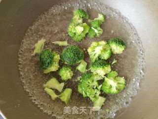 金针菇木耳拌西兰花的做法步骤：4