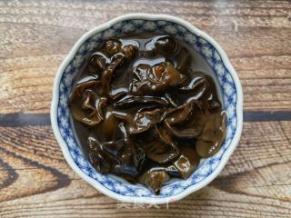 金针菇木耳拌西兰花的做法步骤：1