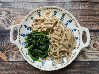 菠菜鸡胸肉拌荞麦面的做法步骤：8
