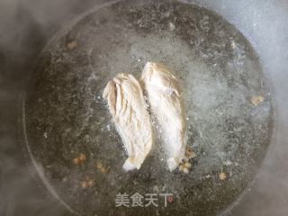 菠菜鸡胸肉拌荞麦面的做法步骤：1