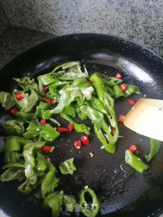 青椒炒牛肉的做法步骤：3