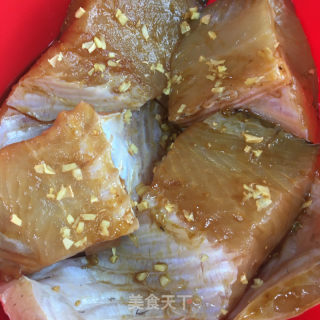 红烧草鱼的做法步骤：1