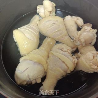 黄豆酱烧鸡腿的做法步骤：2