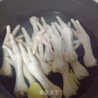 黄豆酱烧鸡爪的做法步骤：2
