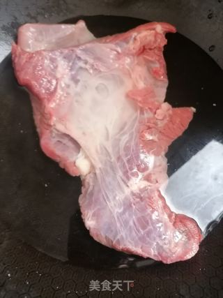 牛腩烧土豆的做法步骤：1