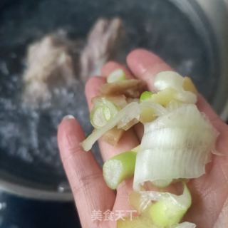 腱子肉平菇粉丝汤的做法步骤：7