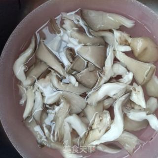 腱子肉平菇粉丝汤的做法步骤：3
