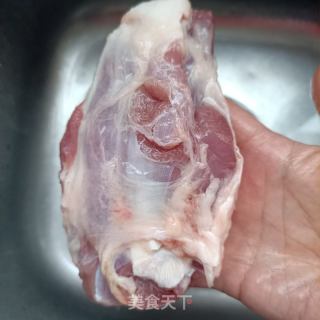 腱子肉平菇粉丝汤的做法步骤：1