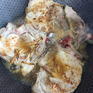 香菇烧大排的做法步骤：4