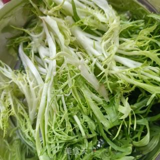鲜虾苦菊沙拉的做法步骤：1
