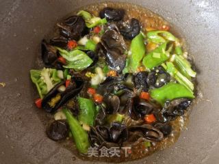 螺丝椒木耳炒鸡蛋的做法步骤：9