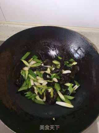 蒜苗炒木耳，鸡蛋的做法步骤：6