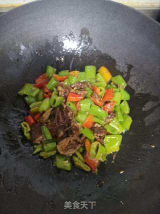 双椒炒肥肠的做法步骤：4