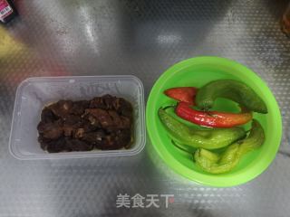 双椒炒肥肠的做法步骤：1