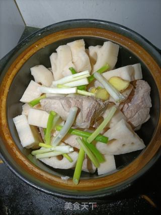 莲藕排骨汤的做法步骤：6