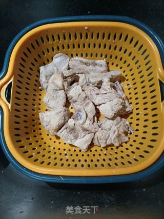 莲藕排骨汤的做法步骤：3