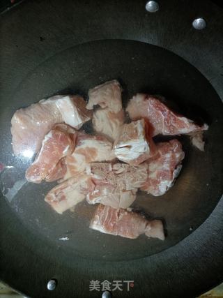 莲藕排骨汤的做法步骤：2